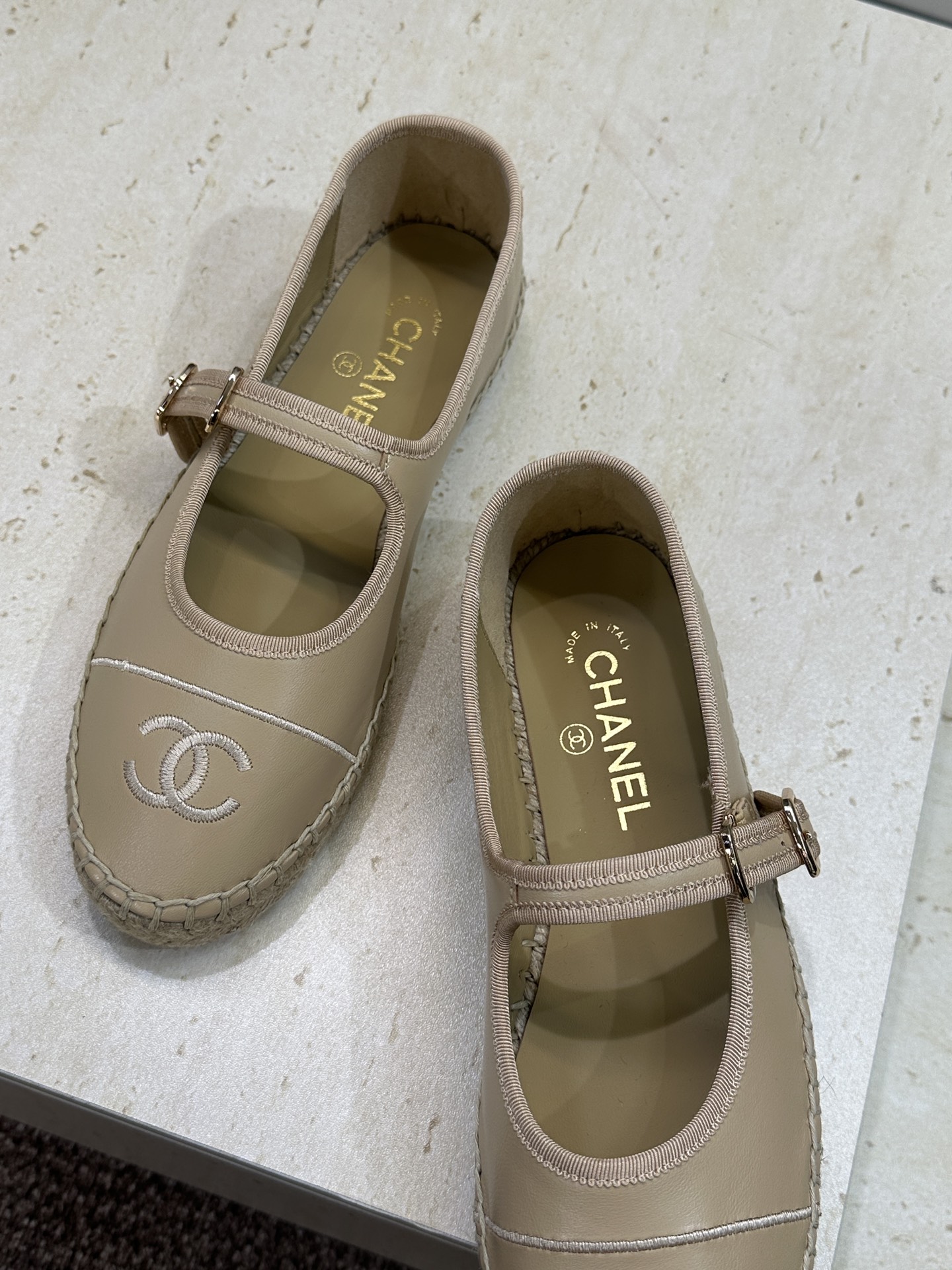 CHANEL 香奈儿经典系列 2026春夏新色平底玛丽珍芭蕾舞女鞋 小香双C字母logo五金扣果冻色草编