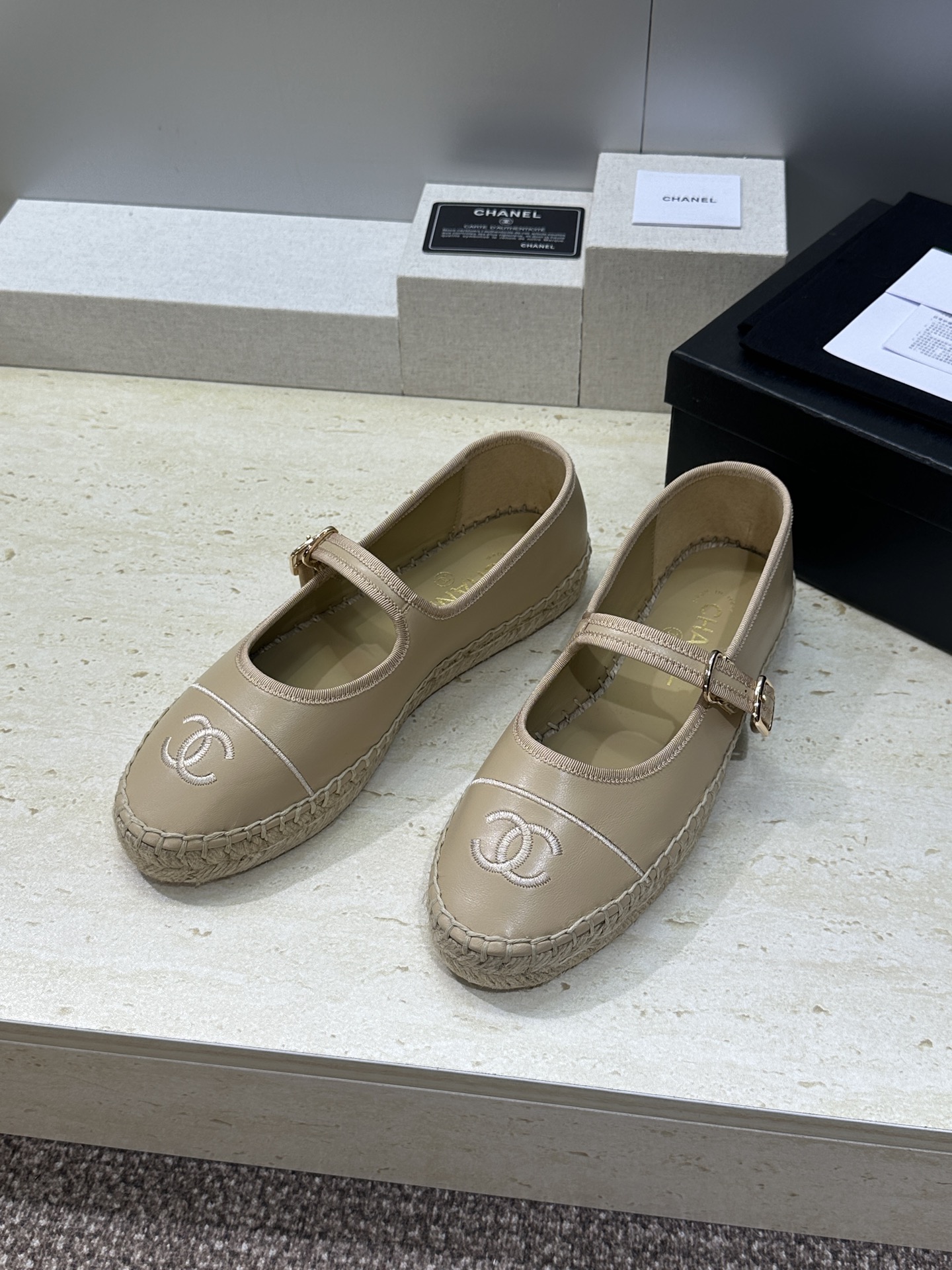 CHANEL 香奈儿经典系列 2026春夏新色平底玛丽珍芭蕾舞女鞋 小香双C字母logo五金扣果冻色草编