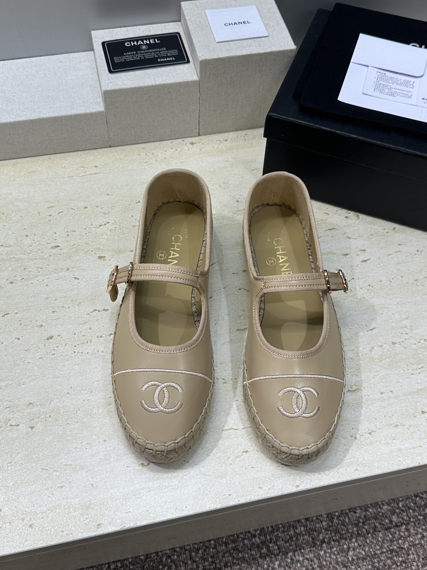 CHANEL 香奈儿经典系列 2026春夏新色平底玛丽珍芭蕾舞女鞋 小香双C字母logo五金扣果冻色草编
