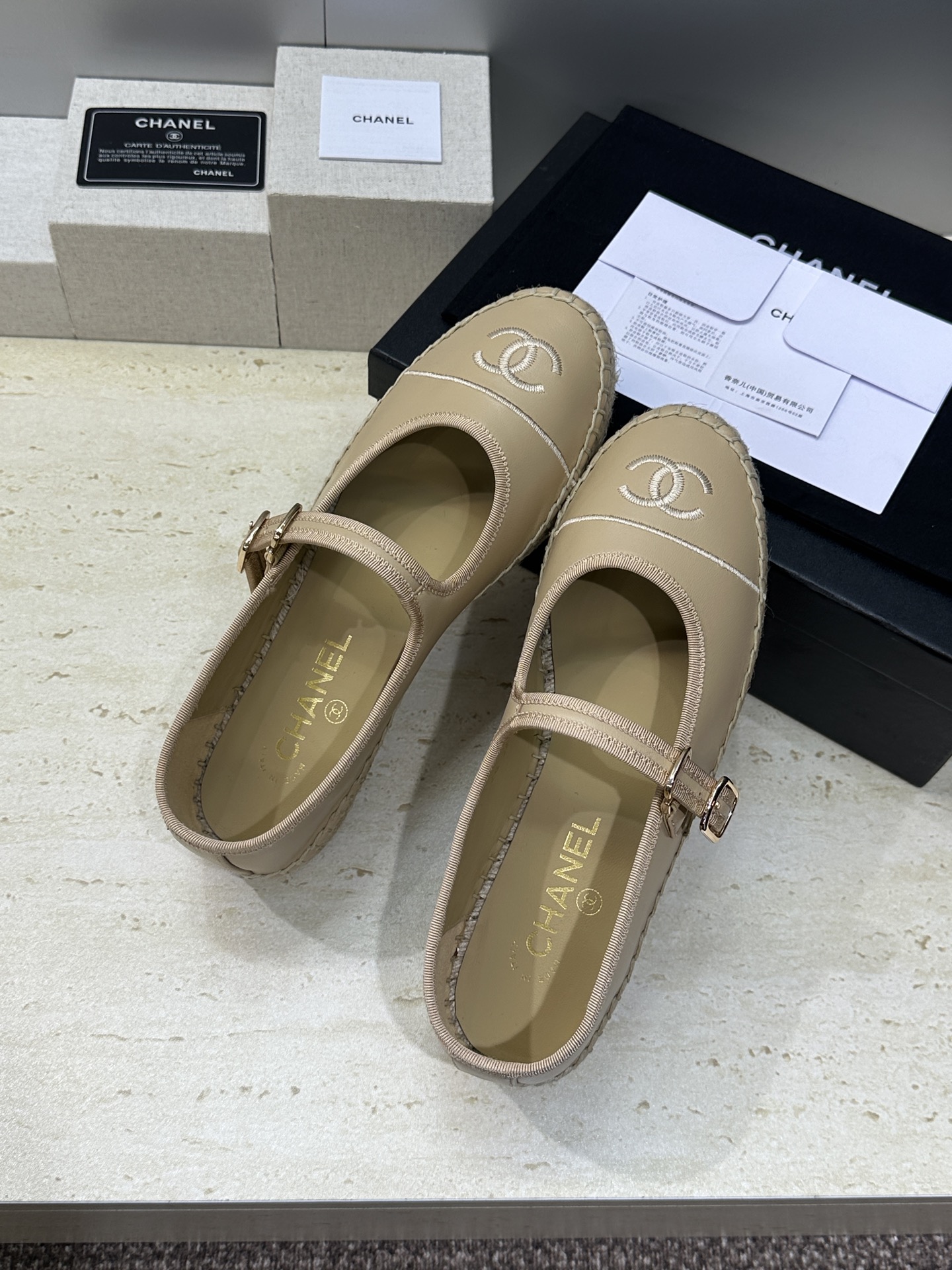 CHANEL 香奈儿经典系列 2026春夏新色平底玛丽珍芭蕾舞女鞋 小香双C字母logo五金扣果冻色草编
