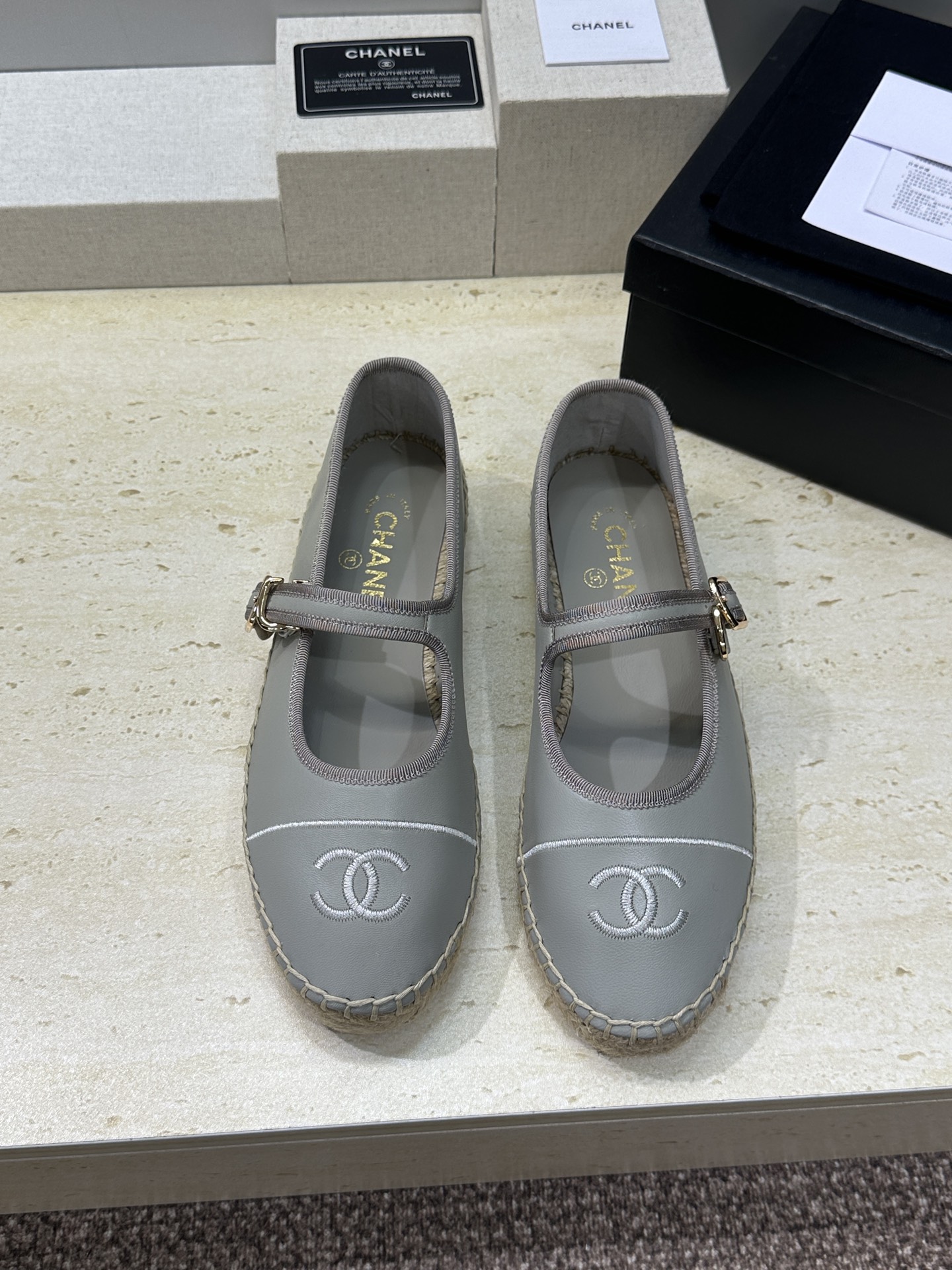 CHANEL 香奈儿经典系列 2026春夏新色平底玛丽珍芭蕾舞女鞋 小香双C字母logo五金扣果冻色草编