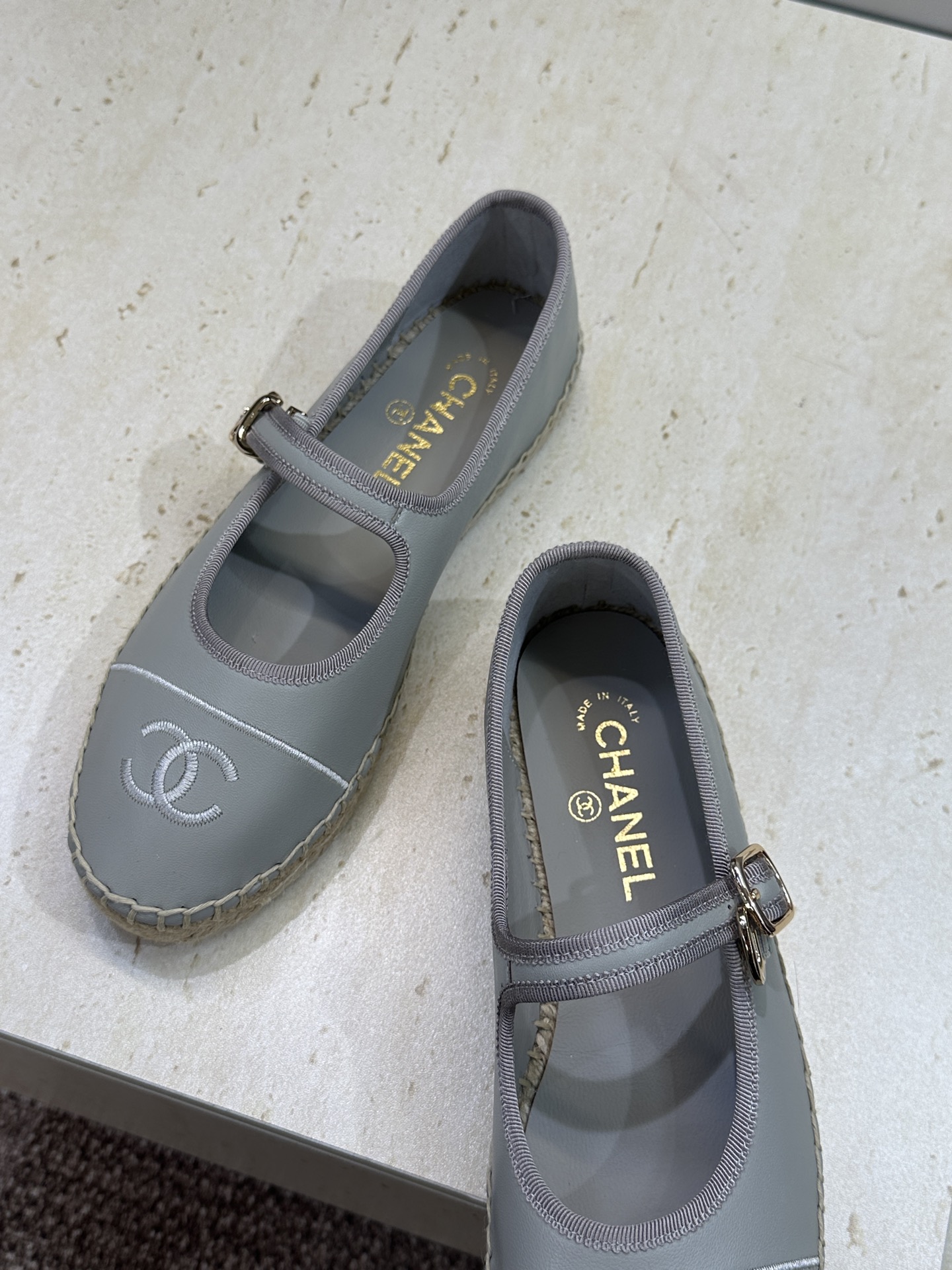 CHANEL 香奈儿经典系列 2026春夏新色平底玛丽珍芭蕾舞女鞋 小香双C字母logo五金扣果冻色草编