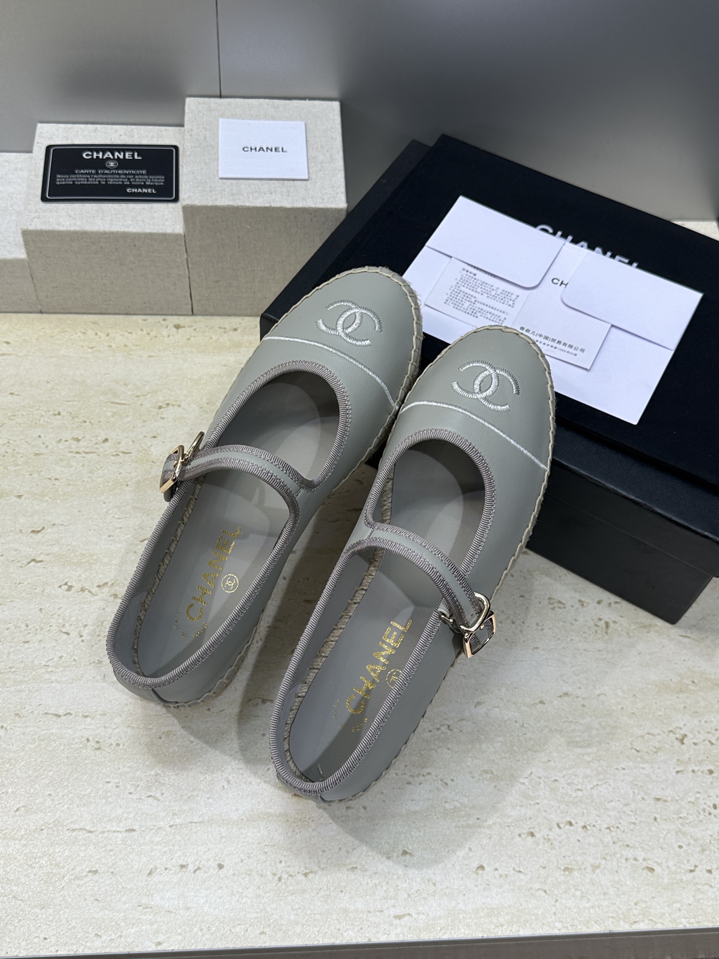 CHANEL 香奈儿经典系列 2026春夏新色平底玛丽珍芭蕾舞女鞋 小香双C字母logo五金扣果冻色草编