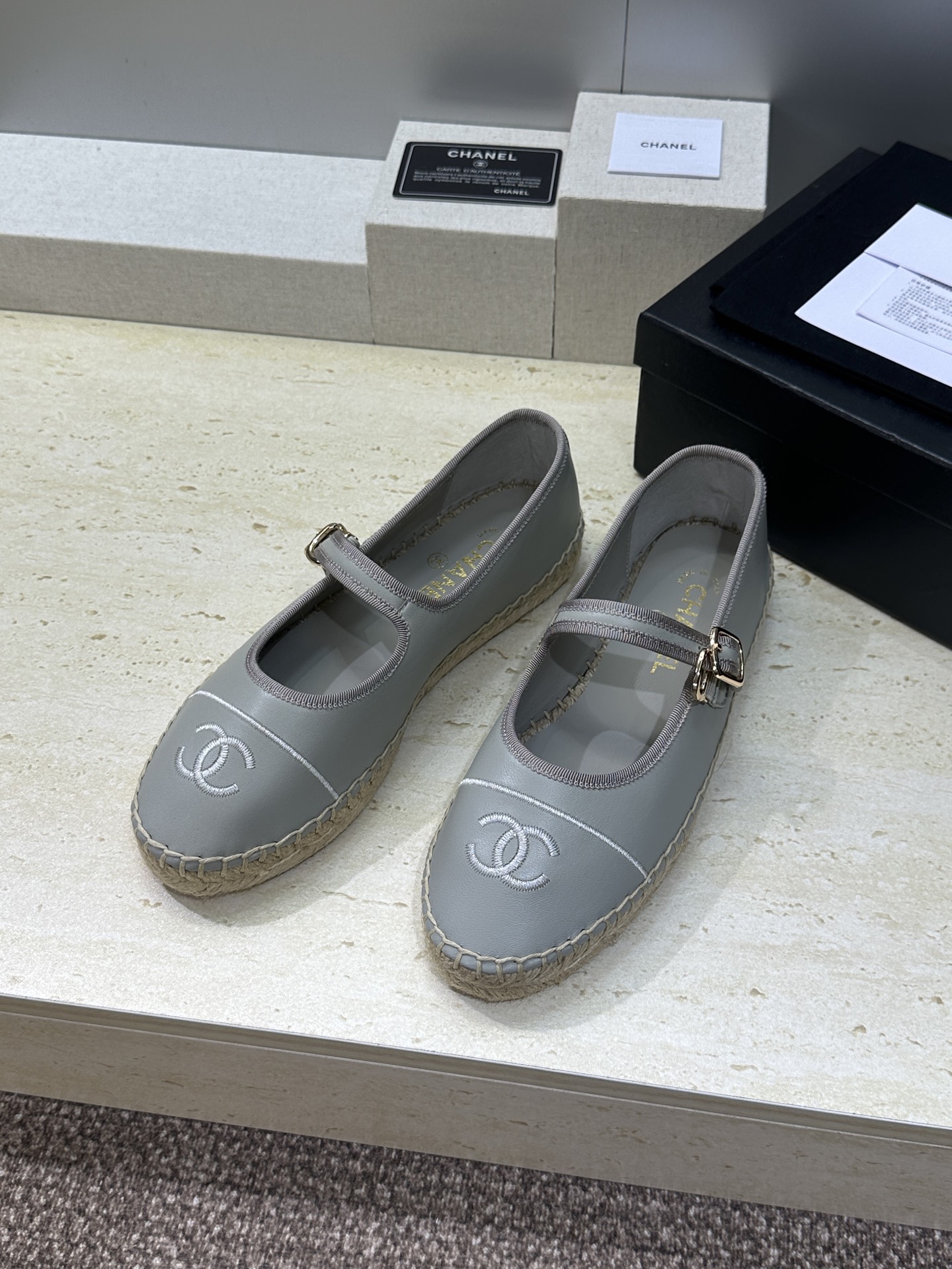 CHANEL 香奈儿经典系列 2026春夏新色平底玛丽珍芭蕾舞女鞋 小香双C字母logo五金扣果冻色草编