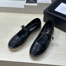 CHANEL 香奈儿经典系列 2026春夏新色平底玛丽珍芭蕾舞女鞋 小香双C字母logo五金扣果冻色草编 CHANEL 香奈儿经典系列 2026春夏新色平底玛丽珍芭蕾舞女鞋 小香双C字母logo五金扣果冻色草编