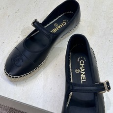 CHANEL 香奈儿经典系列 2026春夏新色平底玛丽珍芭蕾舞女鞋 小香双C字母logo五金扣果冻色草编 CHANEL 香奈儿经典系列 2026春夏新色平底玛丽珍芭蕾舞女鞋 小香双C字母logo五金扣果冻色草编