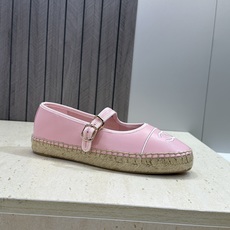 CHANEL 香奈儿经典系列 2026春夏新色平底玛丽珍芭蕾舞女鞋 小香双C字母logo五金扣果冻色草编 CHANEL 香奈儿经典系列 2026春夏新色平底玛丽珍芭蕾舞女鞋 小香双C字母logo五金扣果冻色草编