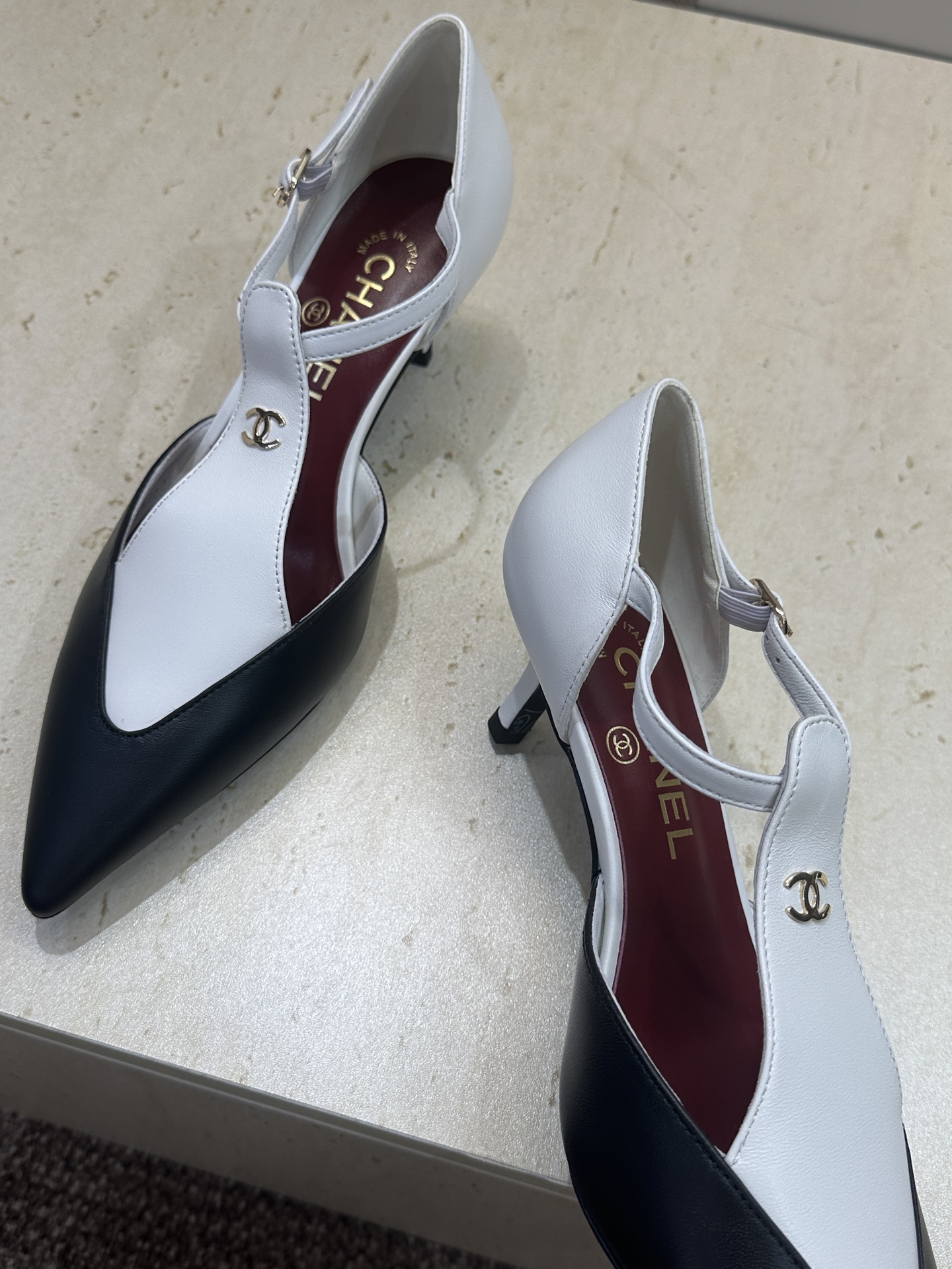 CHANEL 香奈儿2026早春新款低跟尖头女鞋 小香双C字母logo五金扣拼色百搭中空凉鞋 材质:鞋面