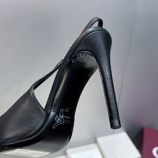 Gucci 2026春夏新款高跟尖头女鞋 古驰字母logo五金扣经典老花布拼色后空凉鞋材质:鞋面进口小牛 Gucci 2026春夏新款高跟尖头女鞋 古驰字母logo五金扣经典老花布拼色后空凉鞋材质:鞋面进口小牛