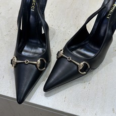 Gucci 2026春夏新款高跟尖头女鞋 古驰字母logo五金扣经典老花布拼色后空凉鞋材质:鞋面进口小牛 Gucci 2026春夏新款高跟尖头女鞋 古驰字母logo五金扣经典老花布拼色后空凉鞋材质:鞋面进口小牛