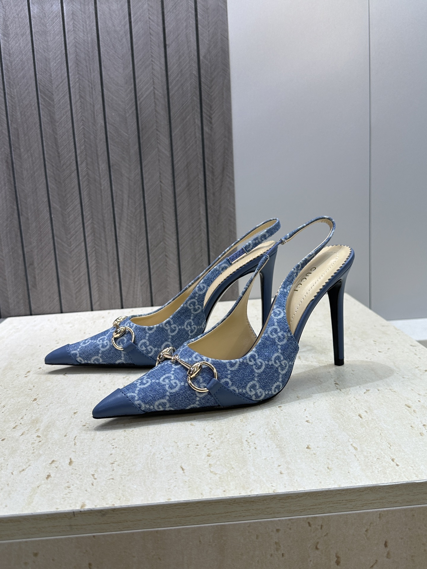 Gucci 2026春夏新款高跟尖头女鞋 古驰字母logo五金扣经典老花布拼色后空凉鞋材质:鞋面进口小牛