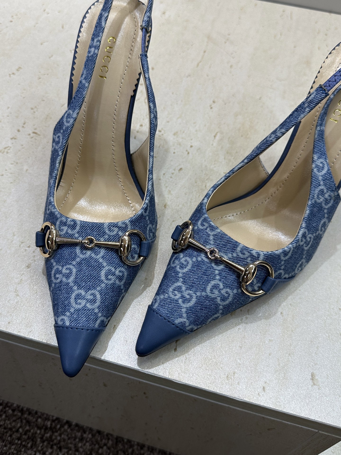 Gucci 2026春夏新款高跟尖头女鞋 古驰字母logo五金扣经典老花布拼色后空凉鞋材质:鞋面进口小牛