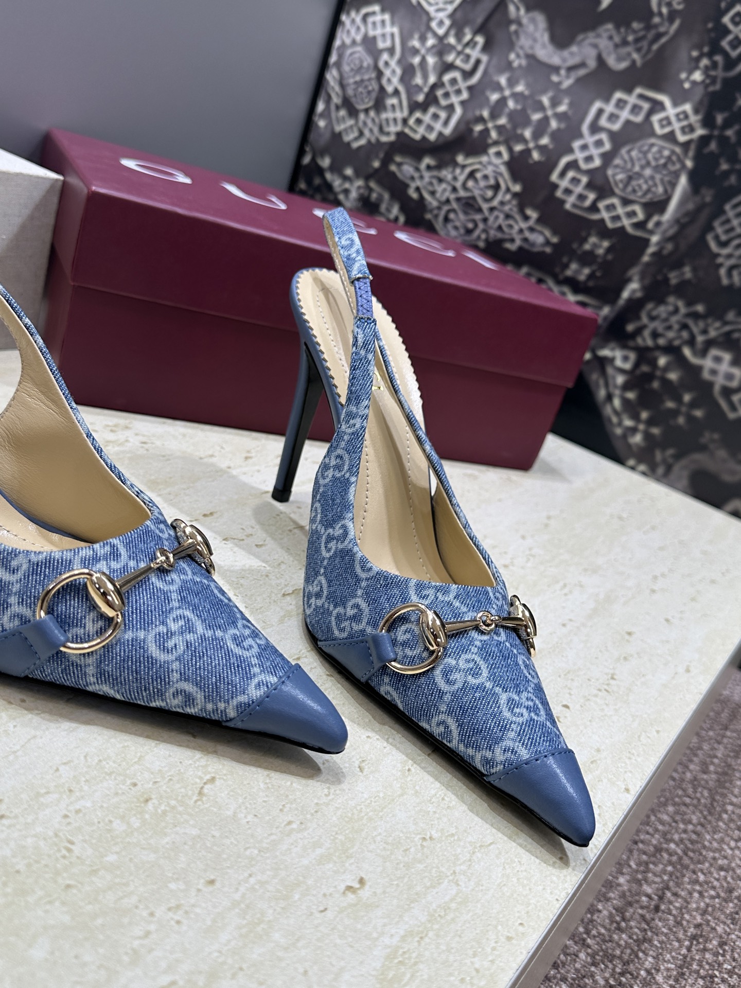 Gucci 2026春夏新款高跟尖头女鞋 古驰字母logo五金扣经典老花布拼色后空凉鞋材质:鞋面进口小牛