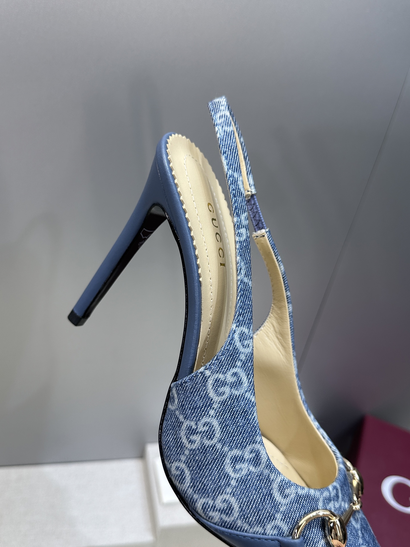 Gucci 2026春夏新款高跟尖头女鞋 古驰字母logo五金扣经典老花布拼色后空凉鞋材质:鞋面进口小牛