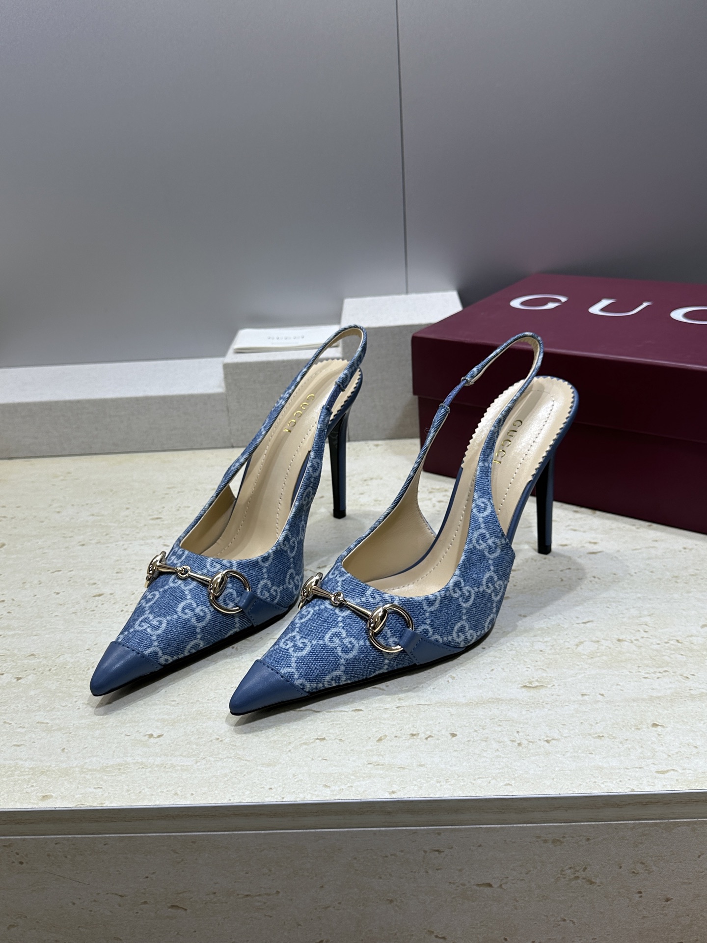 Gucci 2026春夏新款高跟尖头女鞋 古驰字母logo五金扣经典老花布拼色后空凉鞋材质:鞋面进口小牛