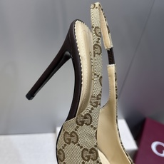 Gucci 2026春夏新款高跟尖头女鞋 古驰字母logo五金扣经典老花布拼色后空凉鞋材质:鞋面进口小牛 Gucci 2026春夏新款高跟尖头女鞋 古驰字母logo五金扣经典老花布拼色后空凉鞋材质:鞋面进口小牛