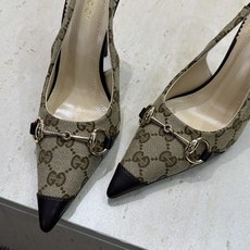Gucci 2026春夏新款高跟尖头女鞋 古驰字母logo五金扣经典老花布拼色后空凉鞋材质:鞋面进口小牛 Gucci 2026春夏新款高跟尖头女鞋 古驰字母logo五金扣经典老花布拼色后空凉鞋材质:鞋面进口小牛