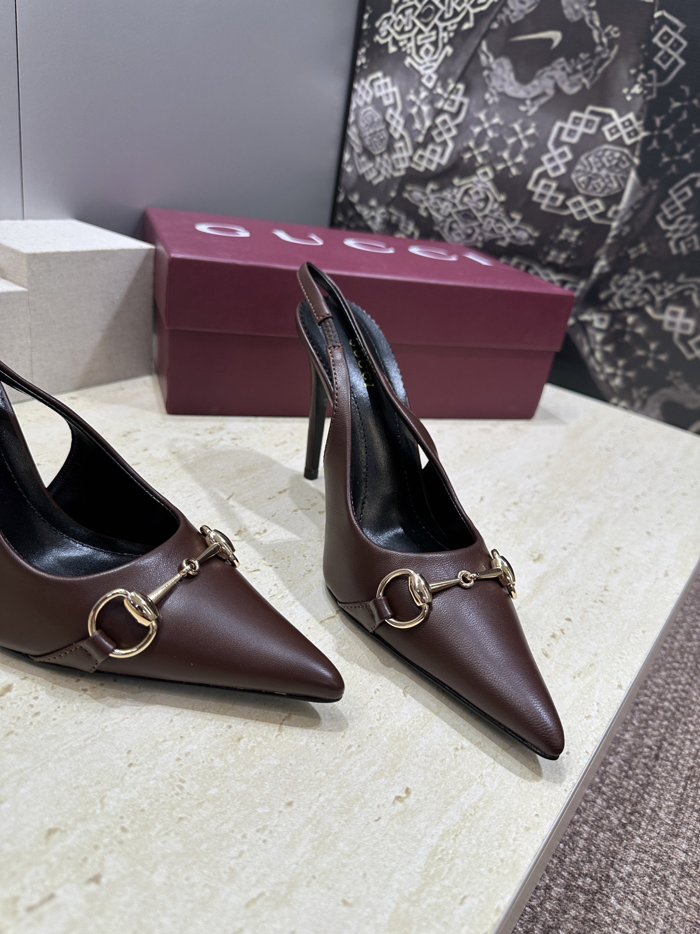 Gucci 2026春夏新款高跟尖头女鞋 古驰字母logo五金扣经典老花布拼色后空凉鞋材质:鞋面进口小牛