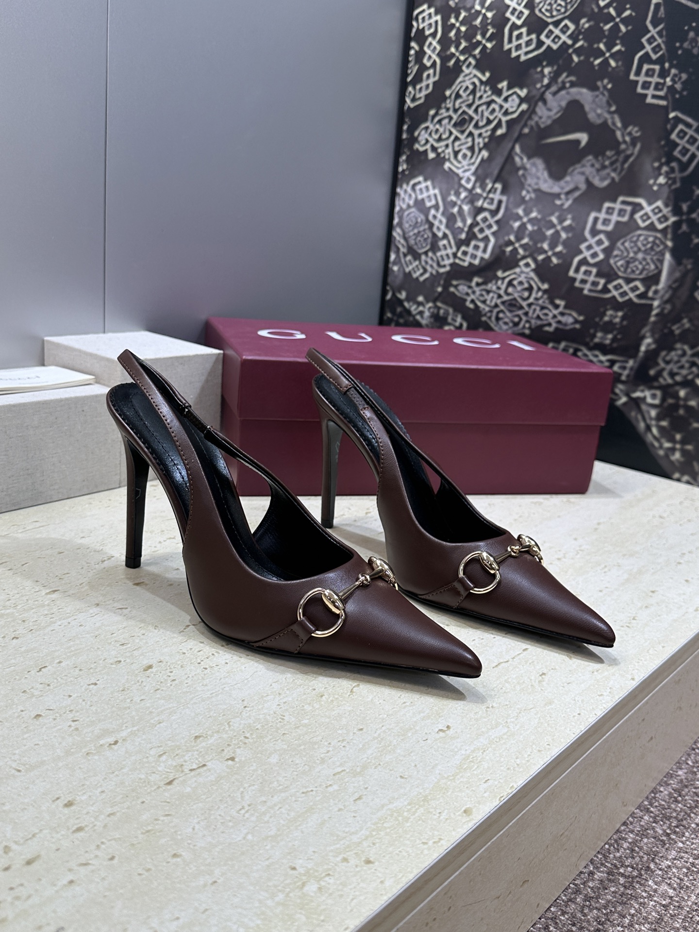 Gucci 2026春夏新款高跟尖头女鞋 古驰字母logo五金扣经典老花布拼色后空凉鞋材质:鞋面进口小牛
