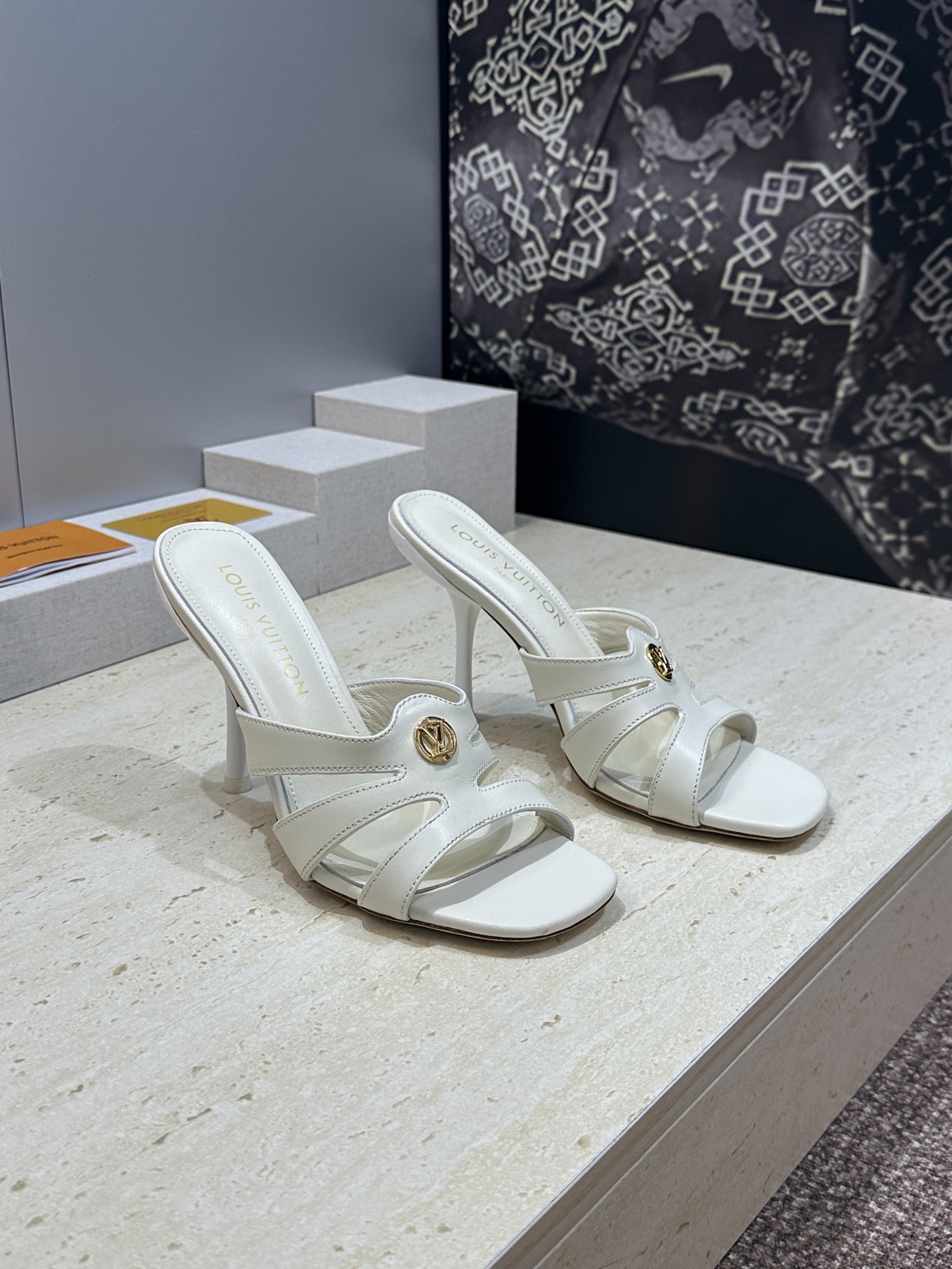 顶级版 Louis Vuitton 2026春夏新款高跟镂空女鞋 LV 字母logo五金扣细跟方头拼色后