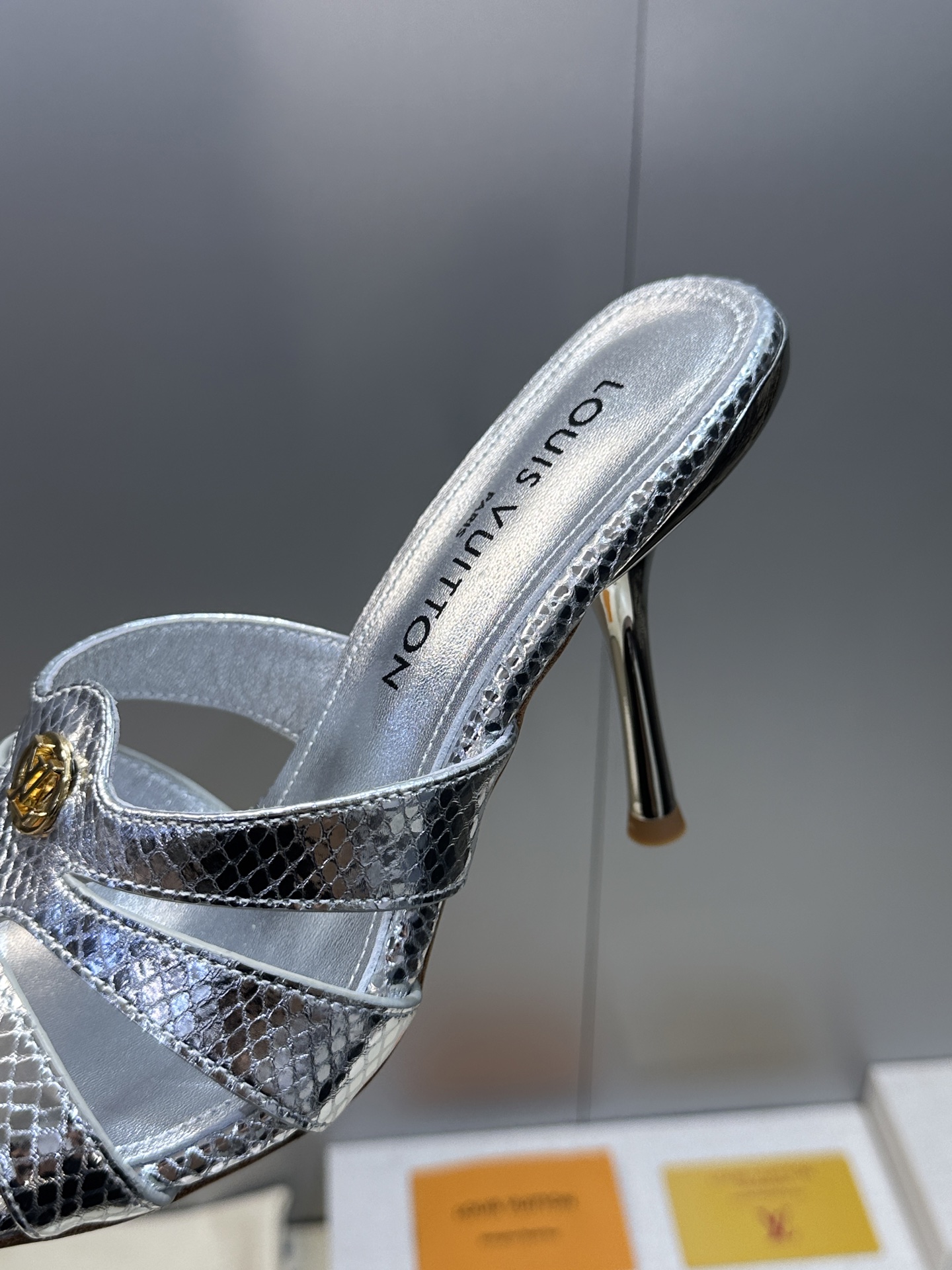 顶级版 Louis Vuitton 2026春夏新款高跟镂空女鞋 LV 字母logo五金扣细跟方头拼色后
