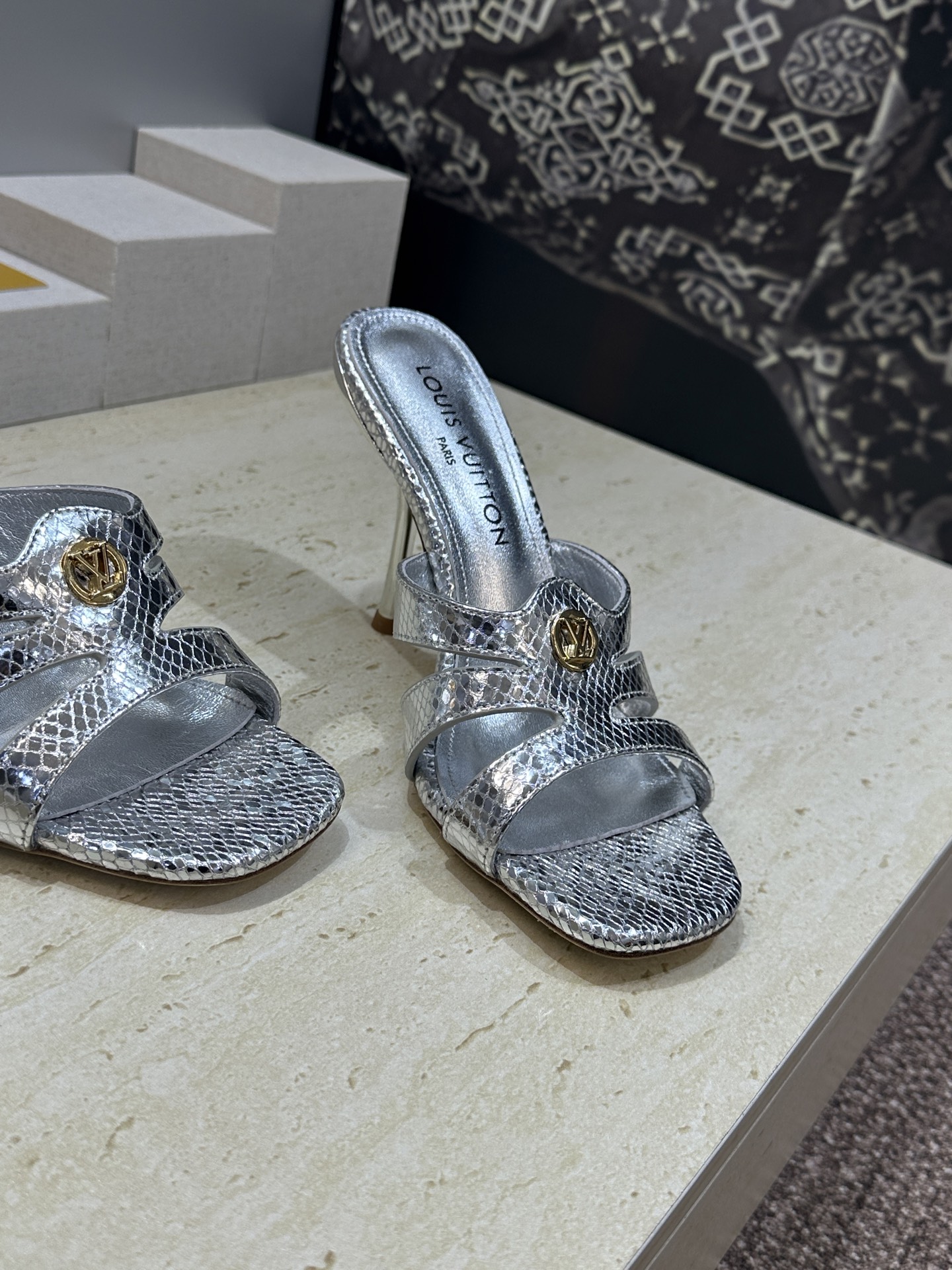 顶级版 Louis Vuitton 2026春夏新款高跟镂空女鞋 LV 字母logo五金扣细跟方头拼色后