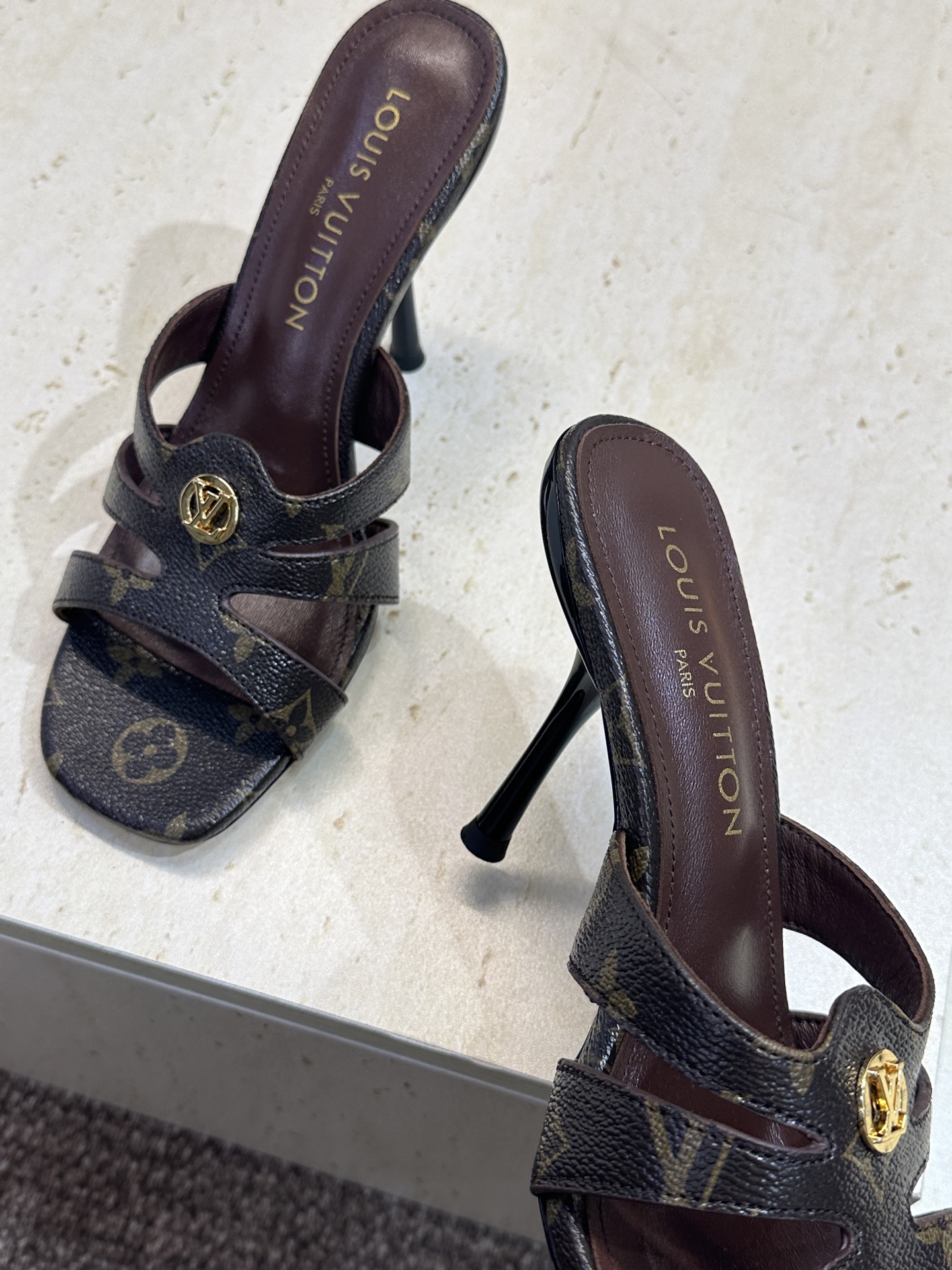 顶级版 Louis Vuitton 2026春夏新款高跟镂空女鞋 LV 字母logo五金扣细跟方头拼色后