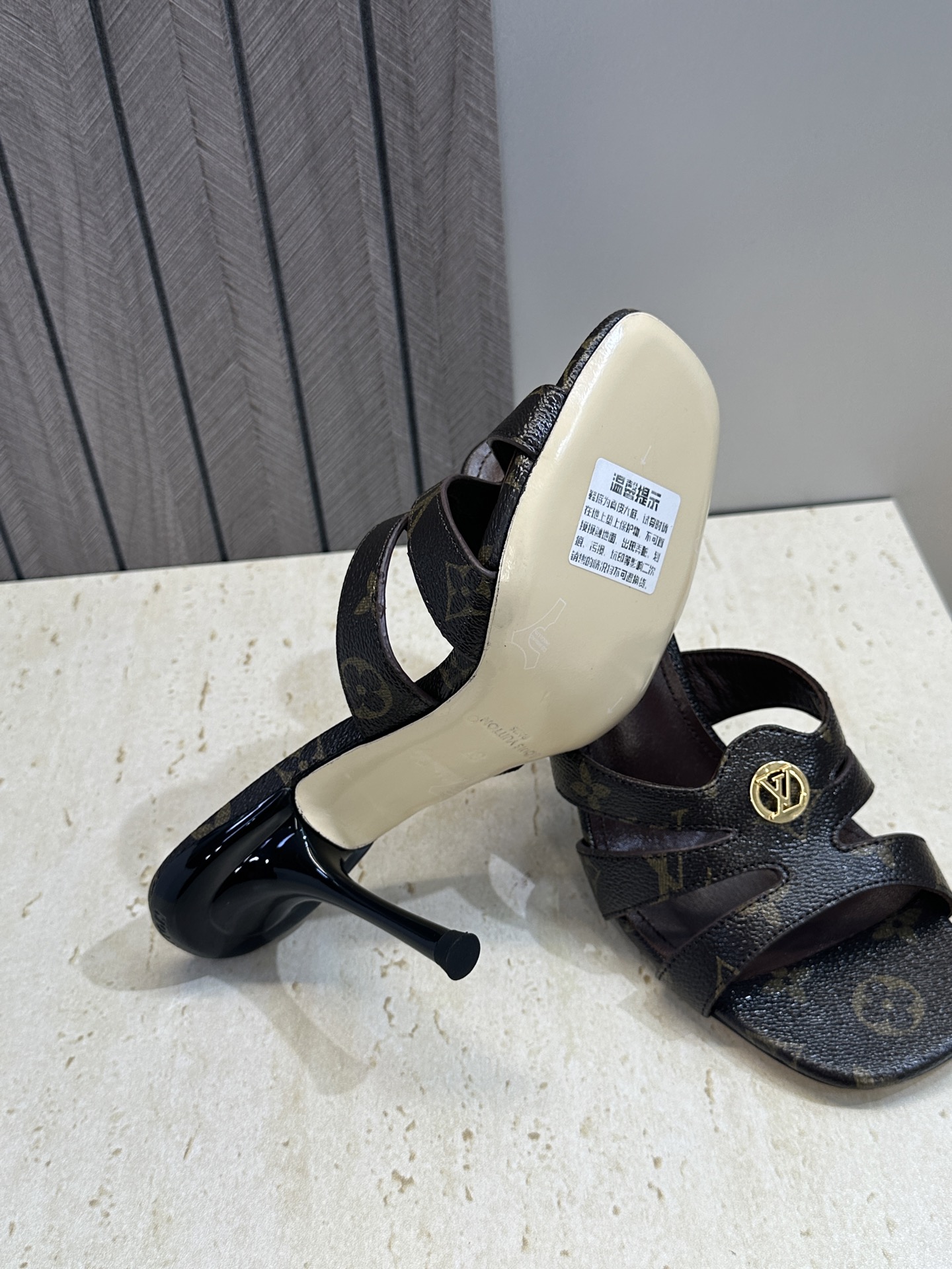 顶级版 Louis Vuitton 2026春夏新款高跟镂空女鞋 LV 字母logo五金扣细跟方头拼色后