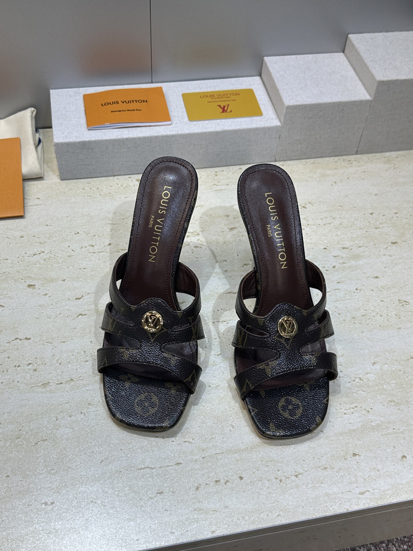 顶级版 Louis Vuitton 2026春夏新款高跟镂空女鞋 LV 字母logo五金扣细跟方头拼色后