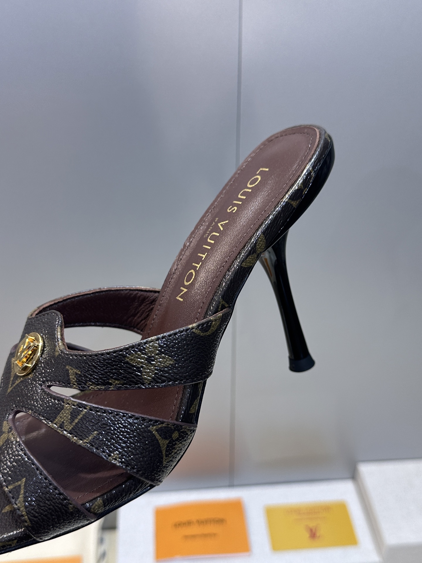 顶级版 Louis Vuitton 2026春夏新款高跟镂空女鞋 LV 字母logo五金扣细跟方头拼色后