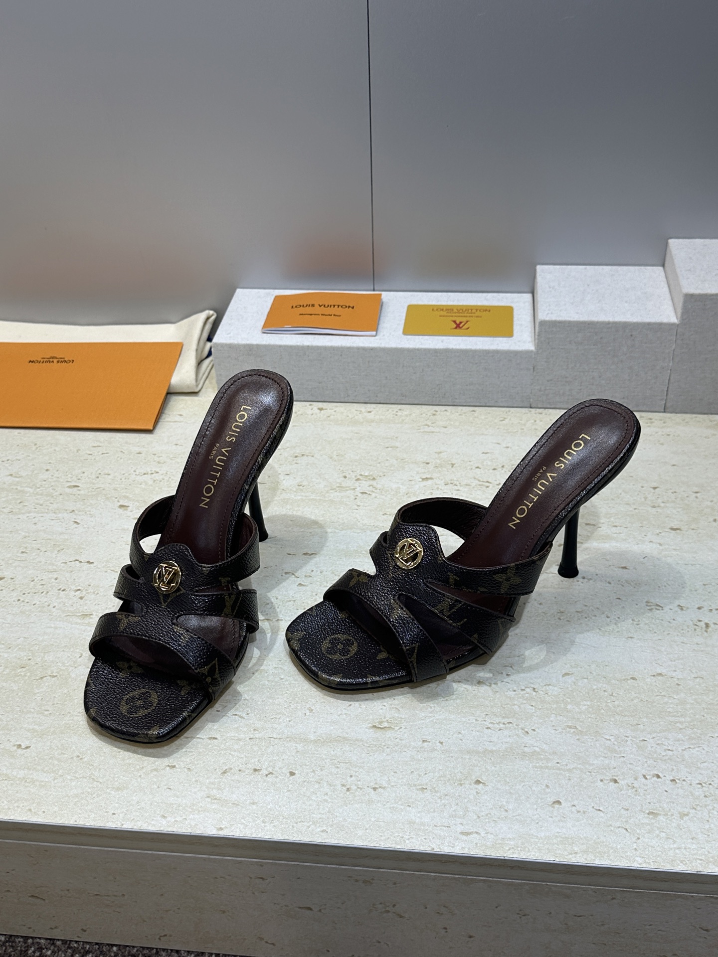 顶级版 Louis Vuitton 2026春夏新款高跟镂空女鞋 LV 字母logo五金扣细跟方头拼色后