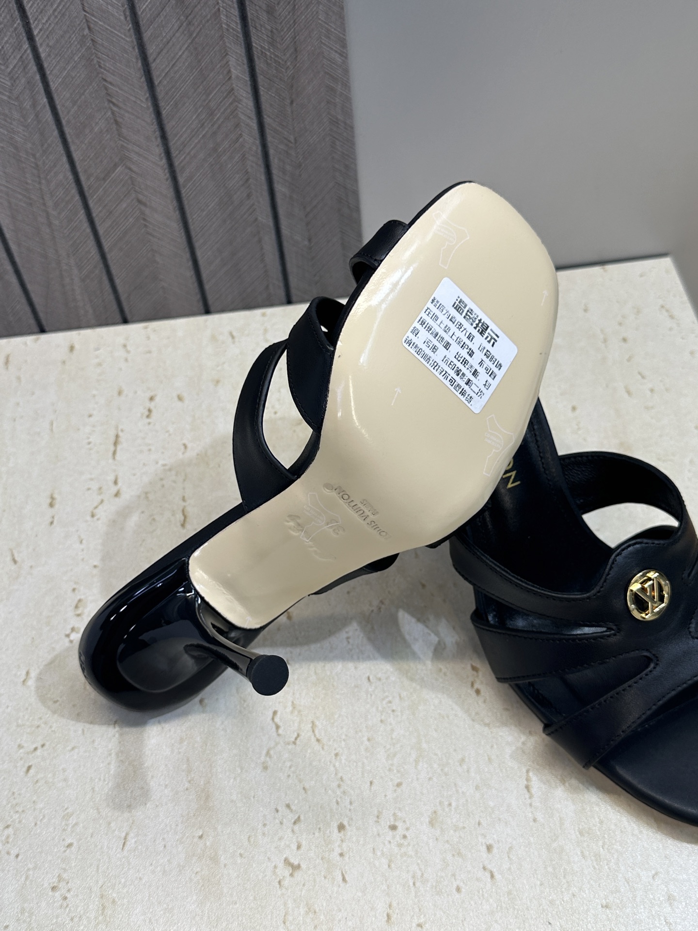 顶级版 Louis Vuitton 2026春夏新款高跟镂空女鞋 LV 字母logo五金扣细跟方头拼色后