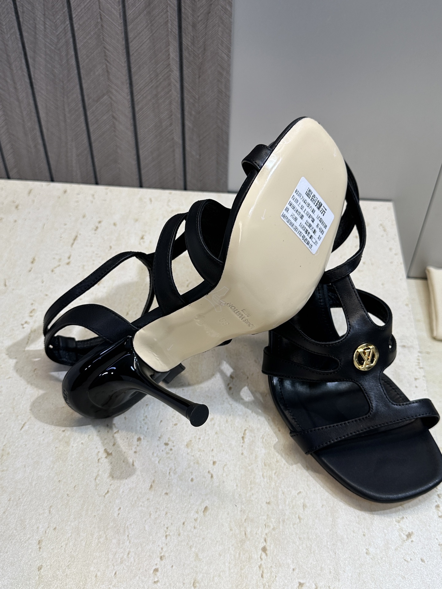 顶级版 Louis Vuitton 2026春夏新款高跟镂空女鞋 LV 字母logo五金扣细跟方头拼色后