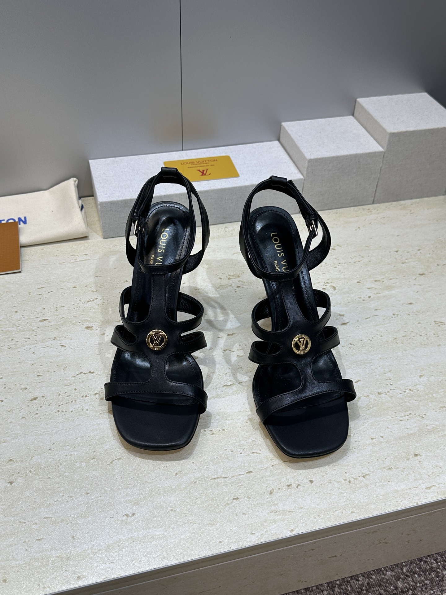 顶级版 Louis Vuitton 2026春夏新款高跟镂空女鞋 LV 字母logo五金扣细跟方头拼色后