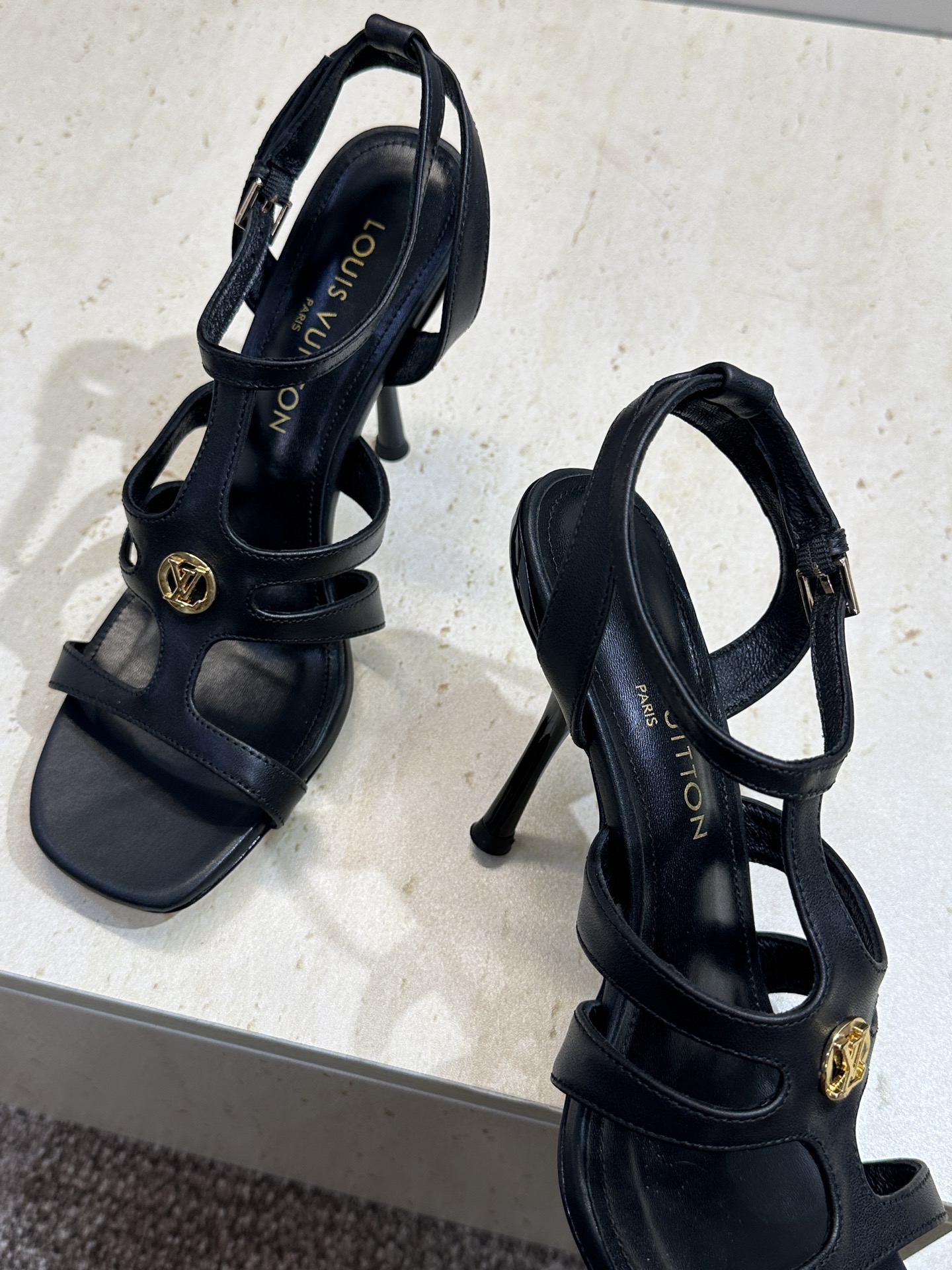 顶级版 Louis Vuitton 2026春夏新款高跟镂空女鞋 LV 字母logo五金扣细跟方头拼色后