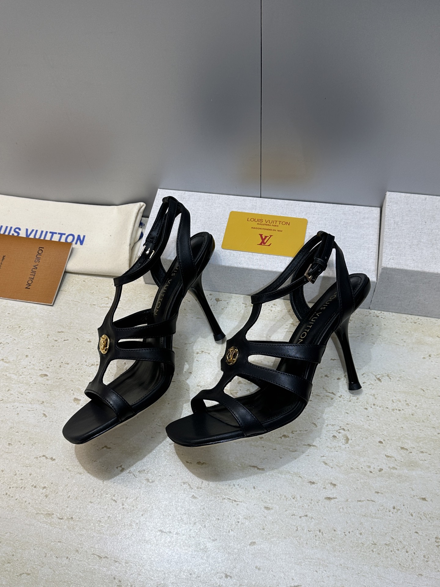 顶级版 Louis Vuitton 2026春夏新款高跟镂空女鞋 LV 字母logo五金扣细跟方头拼色后