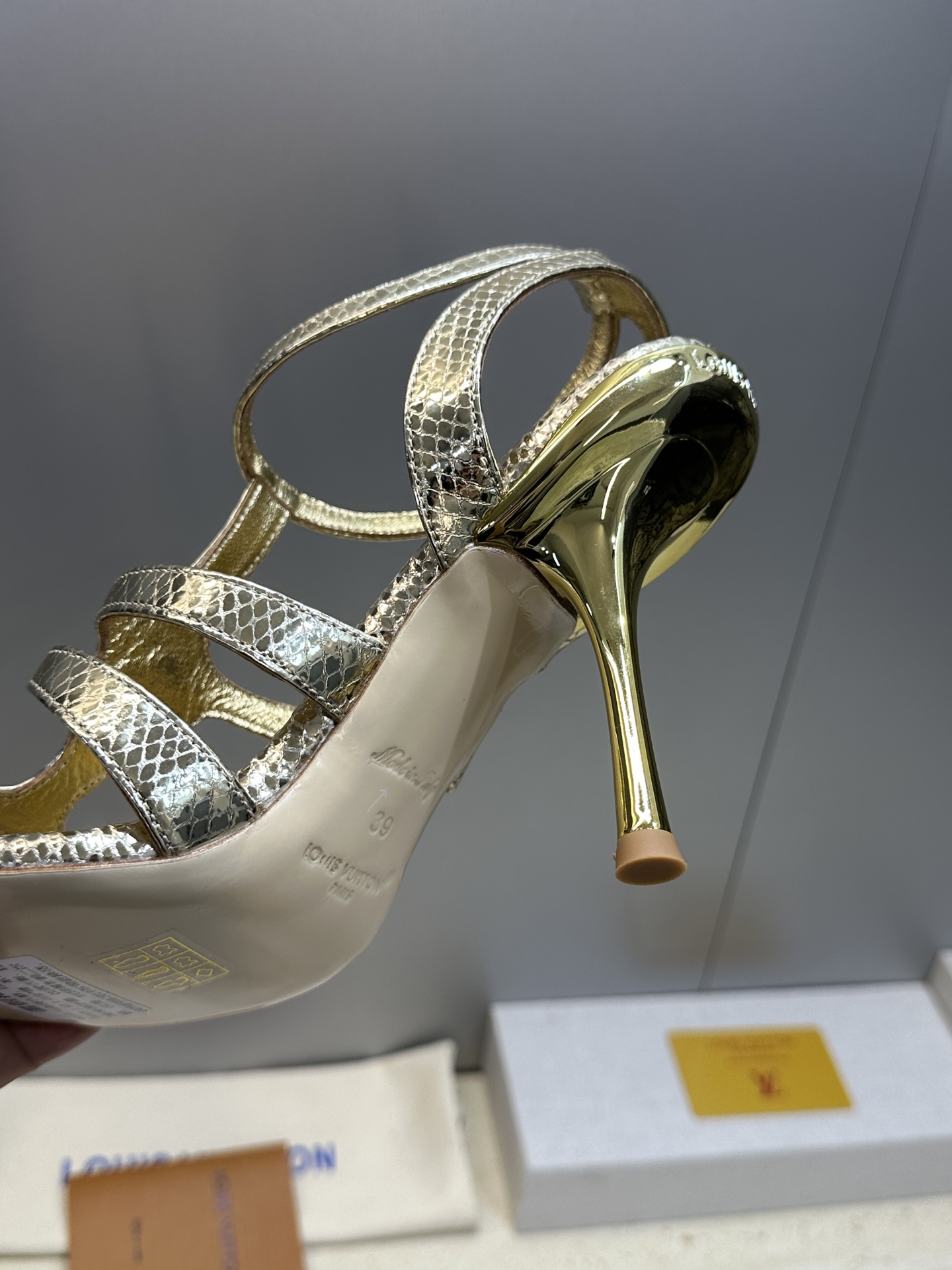 顶级版 Louis Vuitton 2026春夏新款高跟镂空女鞋 LV 字母logo五金扣细跟方头拼色后