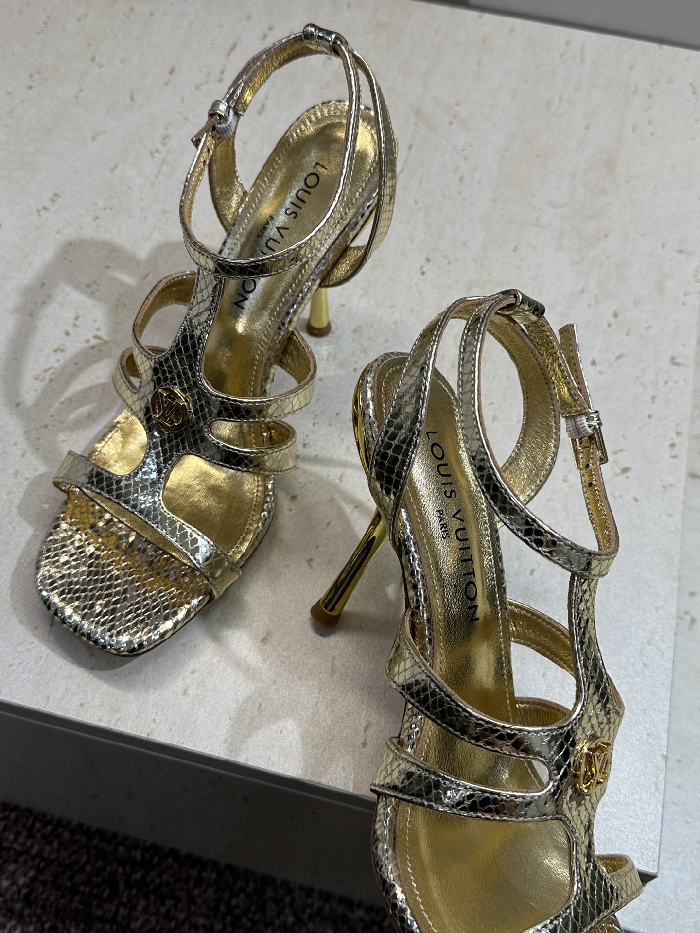 顶级版 Louis Vuitton 2026春夏新款高跟镂空女鞋 LV 字母logo五金扣细跟方头拼色后