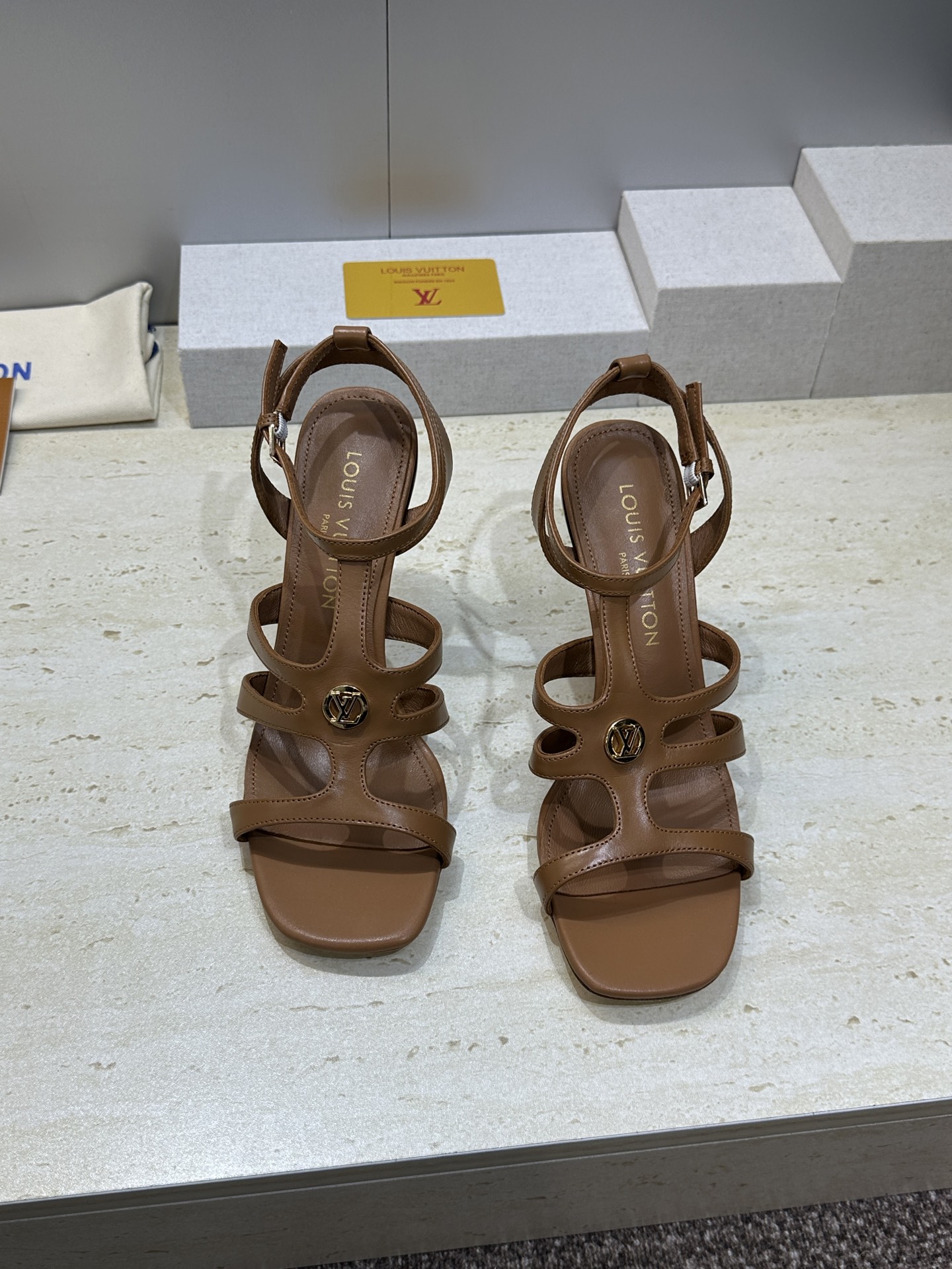 顶级版 Louis Vuitton 2026春夏新款高跟镂空女鞋 LV 字母logo五金扣细跟方头拼色后