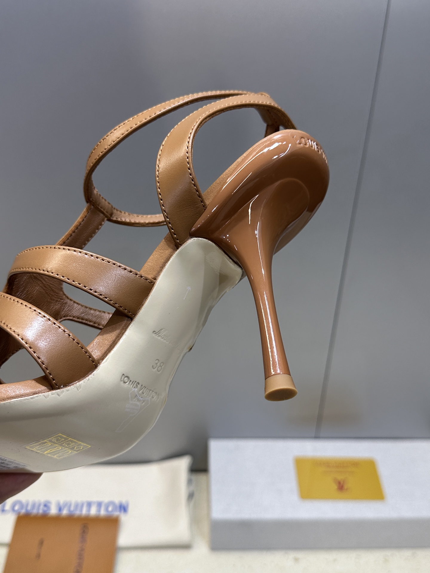 顶级版 Louis Vuitton 2026春夏新款高跟镂空女鞋 LV 字母logo五金扣细跟方头拼色后