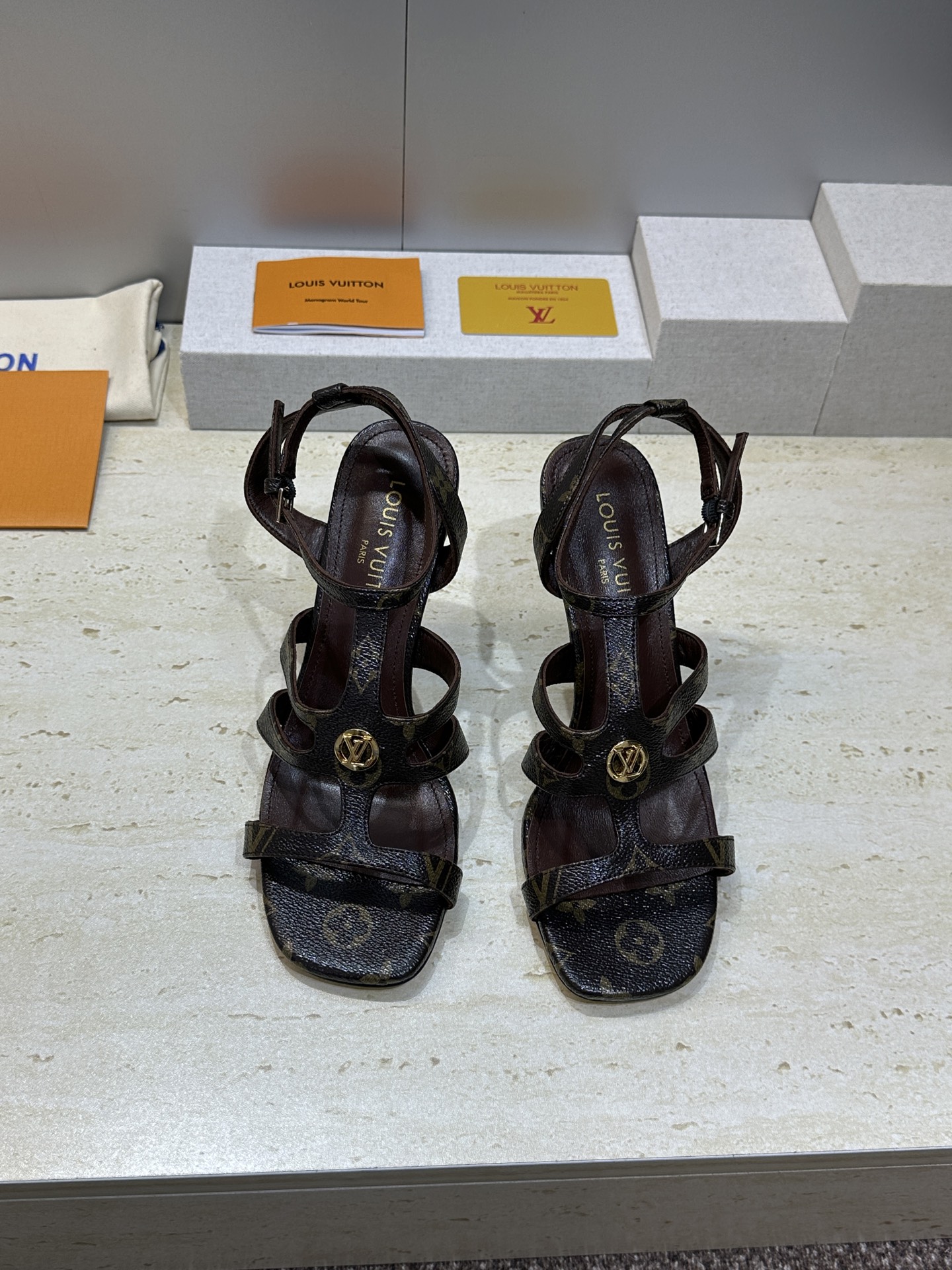 顶级版 Louis Vuitton 2026春夏新款高跟镂空女鞋 LV 字母logo五金扣细跟方头拼色后