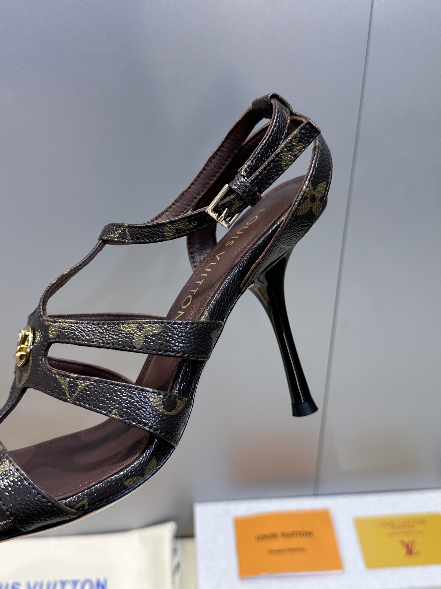 顶级版 Louis Vuitton 2026春夏新款高跟镂空女鞋 LV 字母logo五金扣细跟方头拼色后
