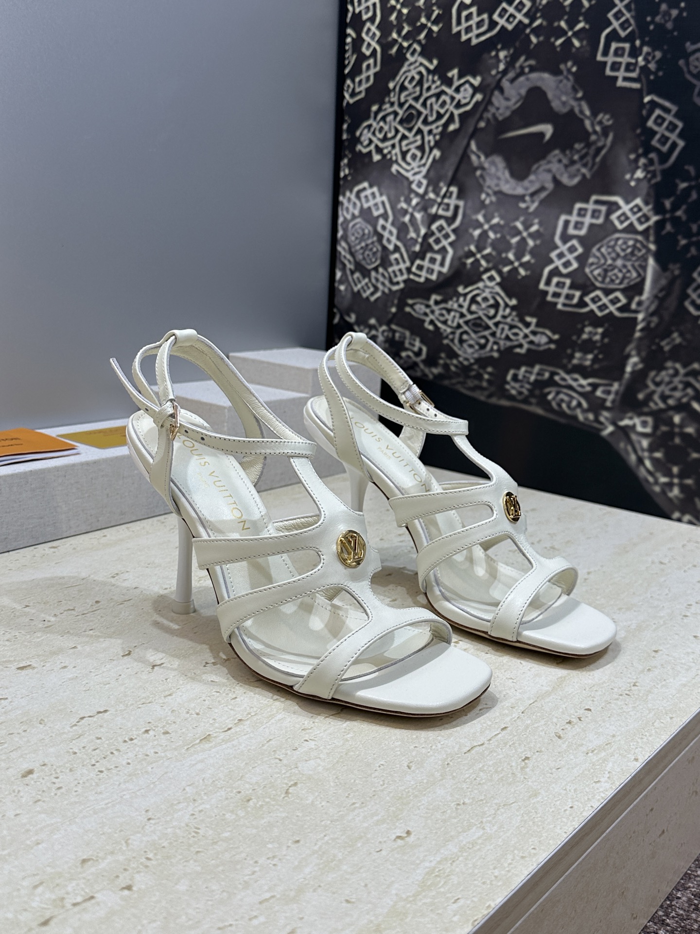 顶级版 Louis Vuitton 2026春夏新款高跟镂空女鞋 LV 字母logo五金扣细跟方头拼色后