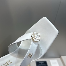 CHANEL 香奈儿 2026春夏走秀新款山茶花沙滩女鞋 小香双C字母logo五金扣中跟方头拼色夹趾人 CHANEL 香奈儿 2026春夏走秀新款山茶花沙滩女鞋 小香双C字母logo五金扣中跟方头拼色夹趾人