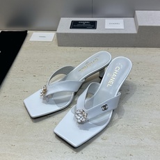 CHANEL 香奈儿 2026春夏走秀新款山茶花沙滩女鞋 小香双C字母logo五金扣中跟方头拼色夹趾人 CHANEL 香奈儿 2026春夏走秀新款山茶花沙滩女鞋 小香双C字母logo五金扣中跟方头拼色夹趾人