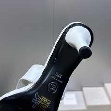 CHANEL 香奈儿 2026春夏走秀新款山茶花沙滩女鞋 小香双C字母logo五金扣中跟方头拼色夹趾人 CHANEL 香奈儿 2026春夏走秀新款山茶花沙滩女鞋 小香双C字母logo五金扣中跟方头拼色夹趾人