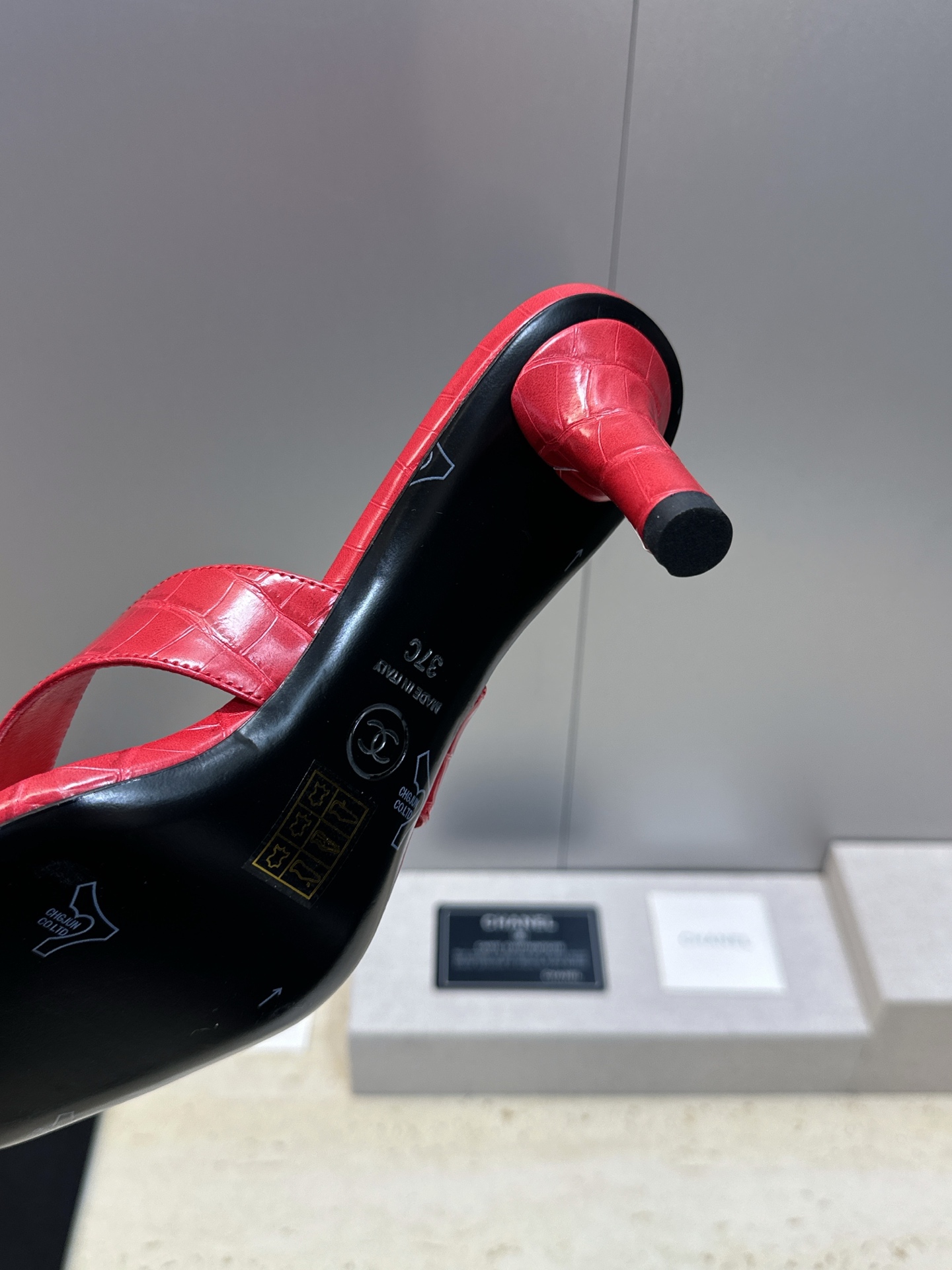 CHANEL 香奈儿 2026春夏走秀新款山茶花沙滩女鞋  小香双C字母logo五金扣中跟方头拼色夹趾人