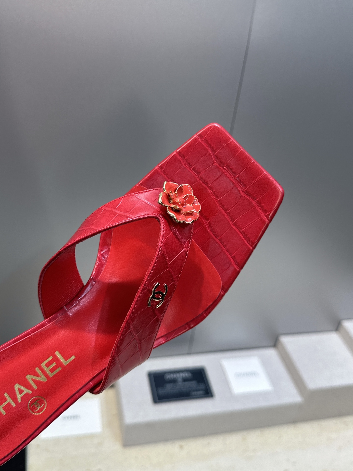 CHANEL 香奈儿 2026春夏走秀新款山茶花沙滩女鞋  小香双C字母logo五金扣中跟方头拼色夹趾人