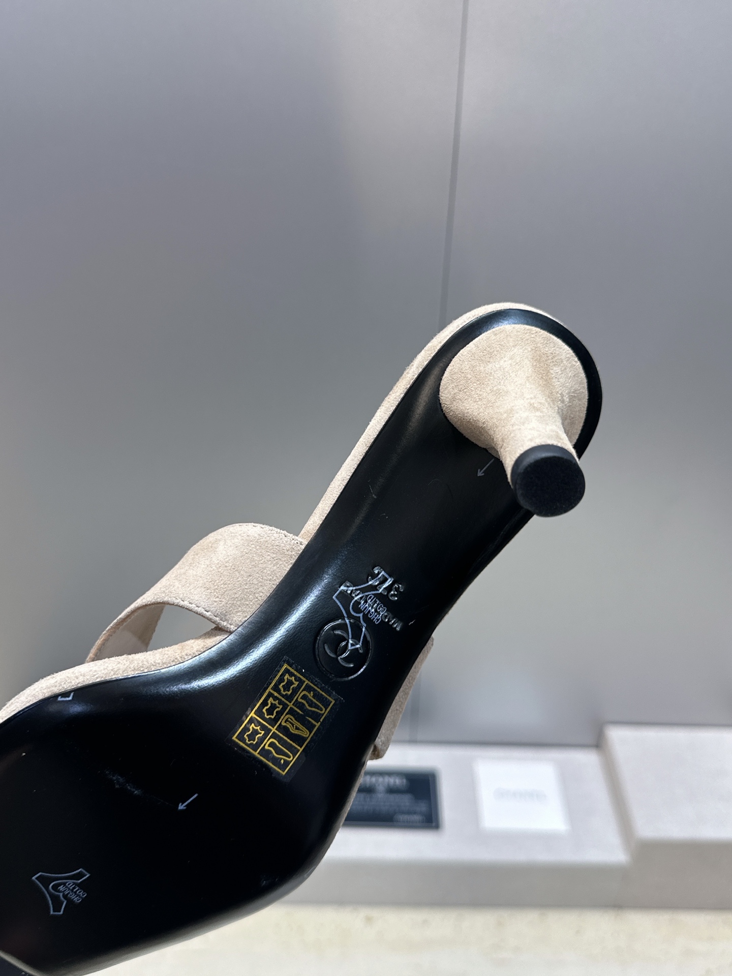 CHANEL 香奈儿 2026春夏走秀新款山茶花沙滩女鞋  小香双C字母logo五金扣中跟方头拼色夹趾人