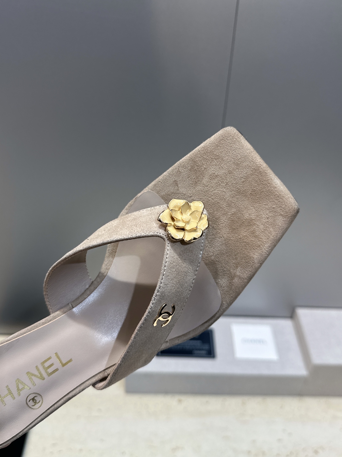 CHANEL 香奈儿 2026春夏走秀新款山茶花沙滩女鞋  小香双C字母logo五金扣中跟方头拼色夹趾人
